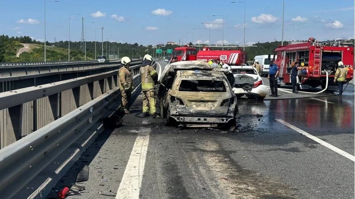 Kuzey Marmara Otoyolu’nda 3 araç birbirine girdi: 2 araçta yangın çıktı