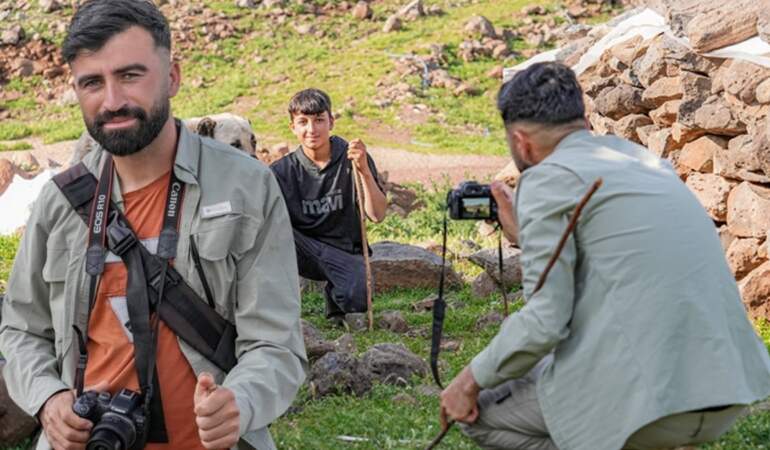 Hem çobanlık yapıyor hem fotoğraf çekiyor! Memleketini ülkeye tanıtıyor: “Dünyayı gezemiyorum ama fotoğraflarım geziyor”