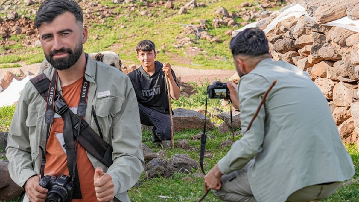 Hem çobanlık yapıyor hem fotoğraf çekiyor! Memleketini ülkeye tanıtıyor: “Dünyayı gezemiyorum ama fotoğraflarım geziyor”
