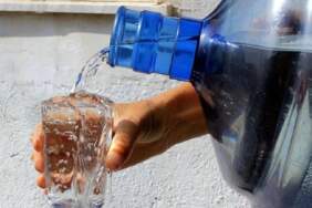 Neden 20 litre olmadığını öğrendik, peki kulp neden yok? İşte damacana tasarımının ardındaki gerekçe…