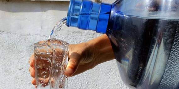 Neden 20 litre olmadığını öğrendik, peki kulp neden yok? İşte damacana tasarımının ardındaki gerekçe…