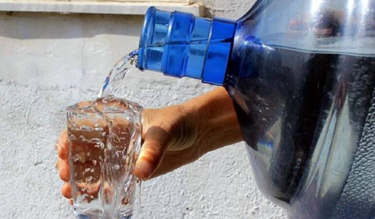 Neden 20 litre olmadığını öğrendik, peki kulp neden yok? İşte damacana tasarımının ardındaki gerekçe…