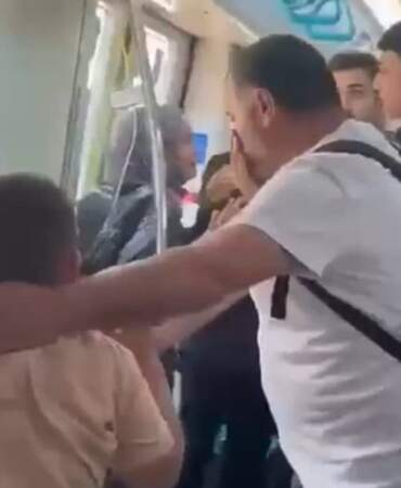 Marmaray’da çocuklarının yanında babalarını dövdüler: 2 şahıs gözaltına alındı