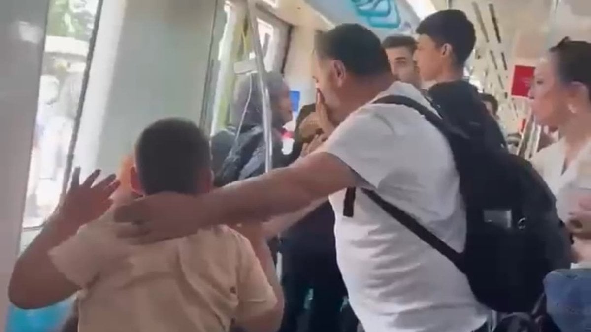 Marmaray’da çocuklarının yanında babalarını dövdüler: 2 şahıs gözaltına alındı