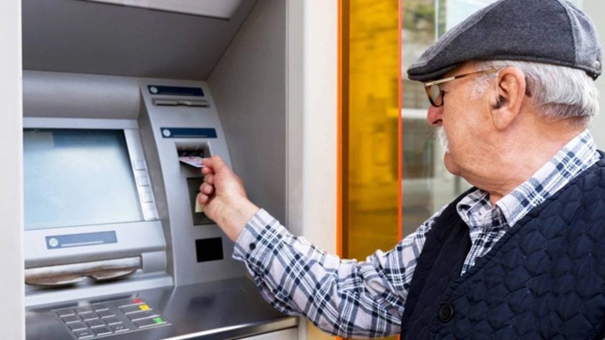 Emekli bayram ikramiyeleri hesaplara yatmaya başladı