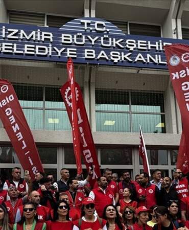 İzmir Büyükşehir’deki işçilerin istediği maaş akademisyenleri bile isyan ettirdi: “22 yıllık doçentim, maaşım 80 bin değil!”