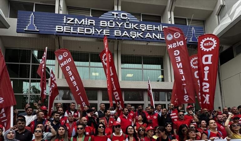 İzmir Büyükşehir’deki işçilerin istediği maaş akademisyenleri bile isyan ettirdi: “22 yıllık doçentim, maaşım 80 bin değil!”
