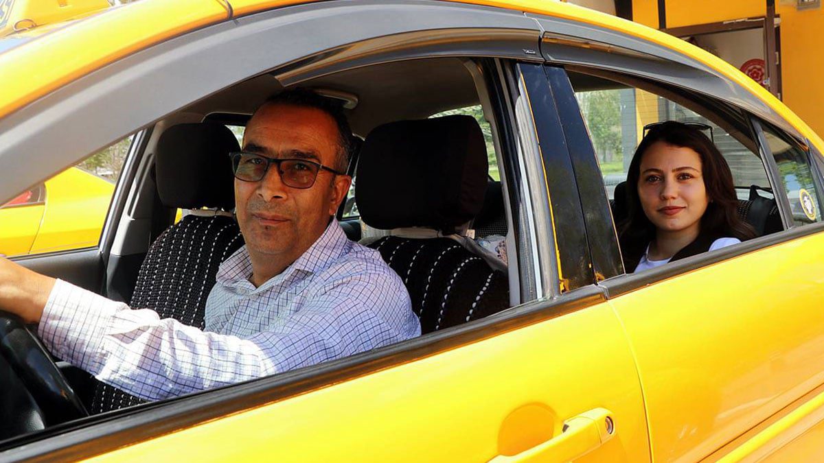 Unutulmaz bir taksi yolculuğu vadediyor: Bu araçta her şey var! Sizin için her detayı düşündü