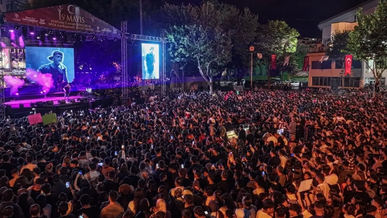 Antalya’da 19 Mayıs Coşkusu Doruktaydı: On Binler Fener Alayında Buluştu, Ceza Sahne Aldı