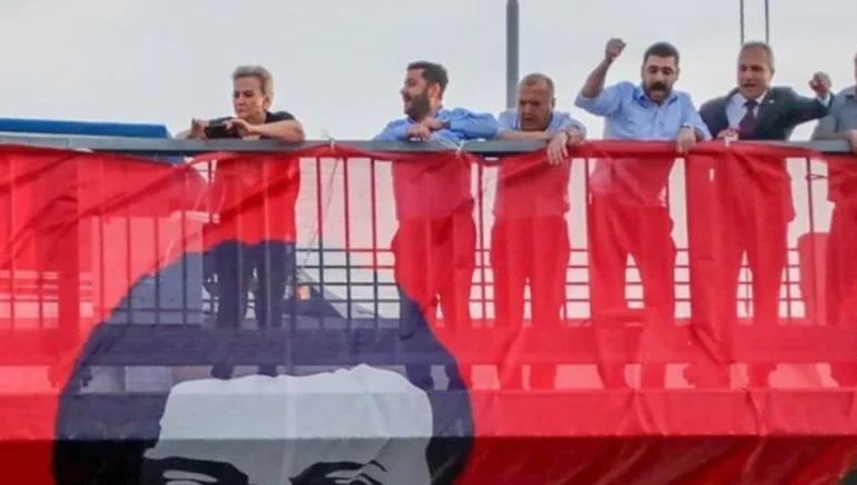 Son Dakika Köprüde ‘Free İmamoğlu’ Gerginliği! CHP’li Vekiller Pankart Astı, Savcılık Anında Harekete Geçti!