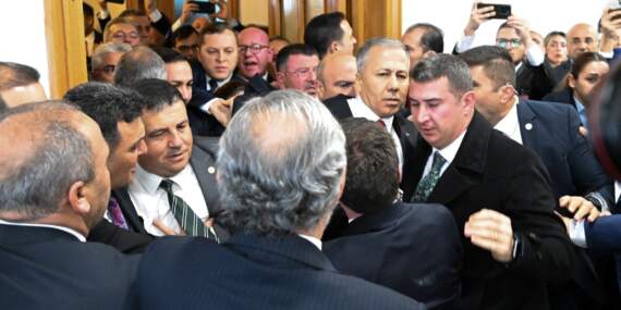 Siyasette Tansiyon Yükseliyor ve Beklenmedik Adımlar Atılıyor!
