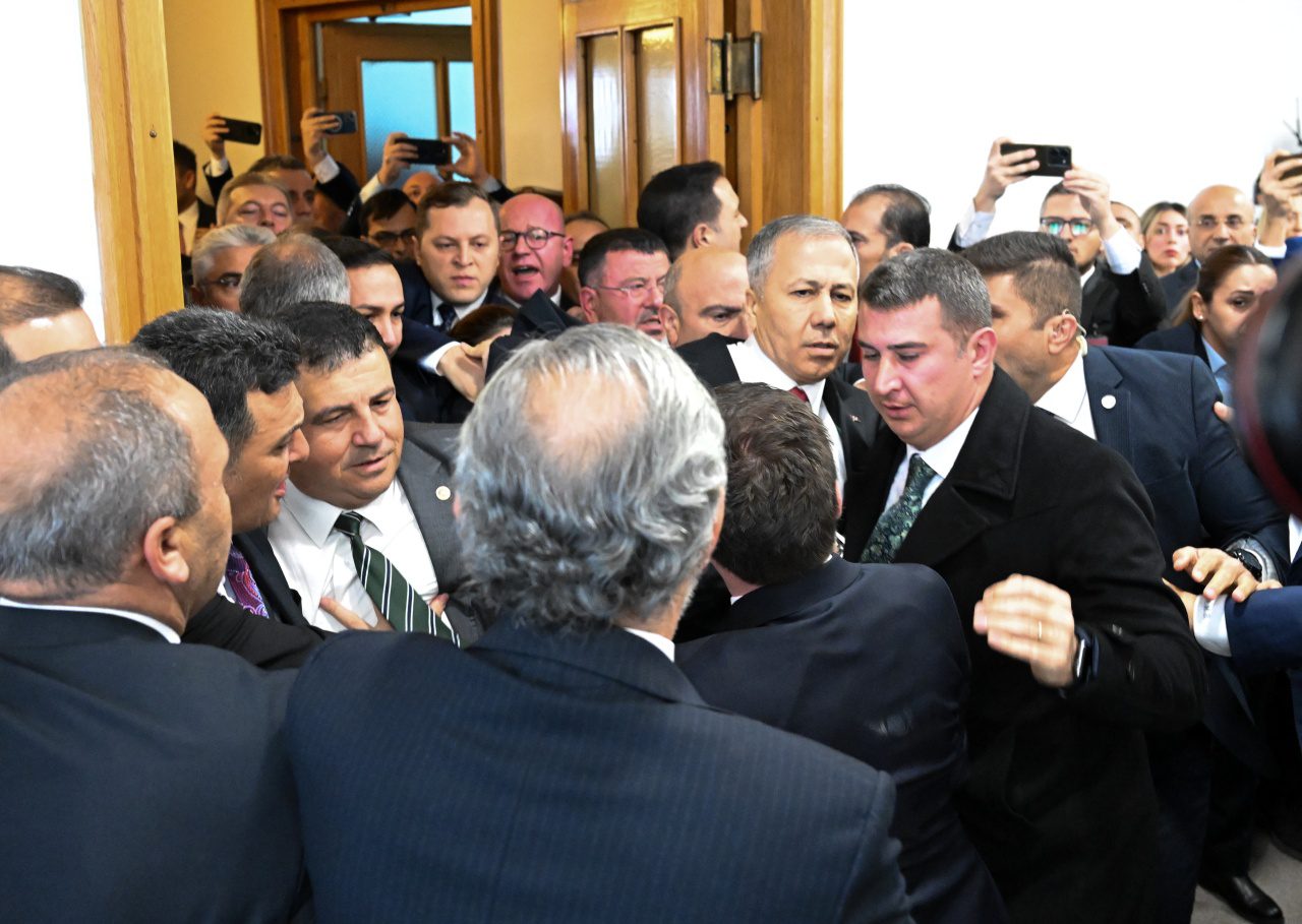 Siyasette Tansiyon Yükseliyor ve Beklenmedik Adımlar Atılıyor!