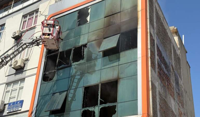 Adana’da İş Merkezindeki Yangında Can Pazarı: İşçiler Pencereden Aşağı Atladı