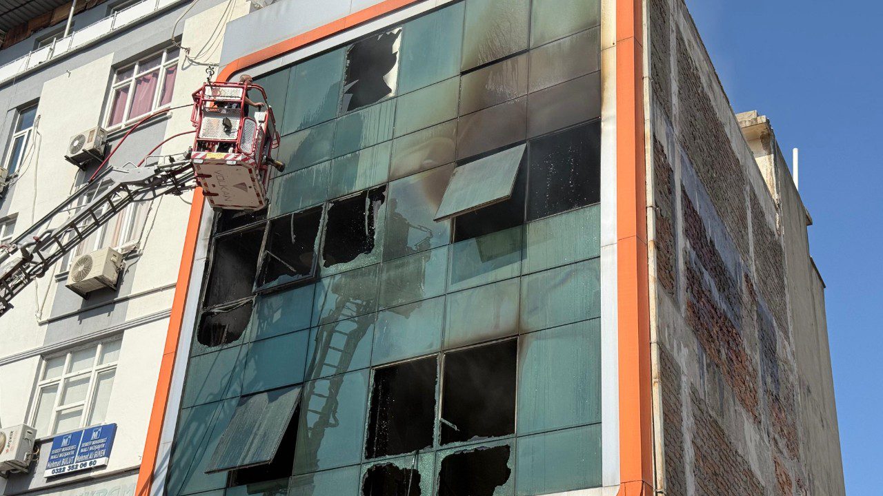 Adana’da İş Merkezindeki Yangında Can Pazarı: İşçiler Pencereden Aşağı Atladı