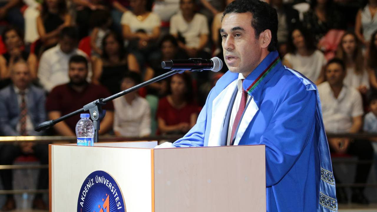 Akdeniz Üniversitesi’nde Skandal! Bir Şikayetle Ortaya Çıktı… Yıllarca Üst Düzey Görevlerde Bulunan İsmin Profesörlüğü İptal Edildi