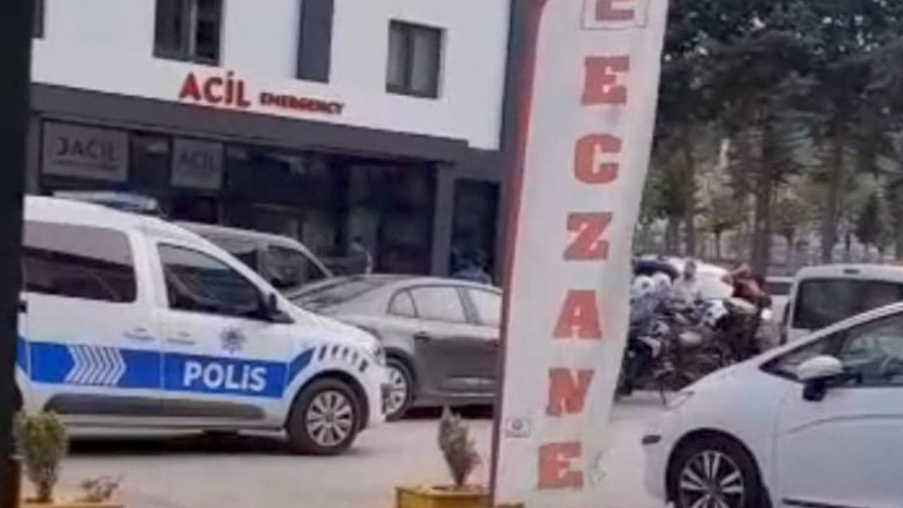 Amasya’da Hastanede Dehşet: Doktorun Oğlu Boğazına Bıçak Dayadı!