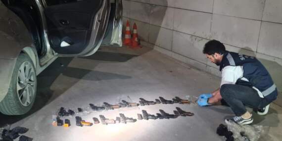 Araçtan Zulalanmış 17 Silah Çıktı
