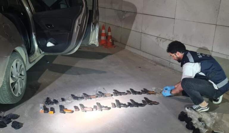 Araçtan Zulalanmış 17 Silah Çıktı