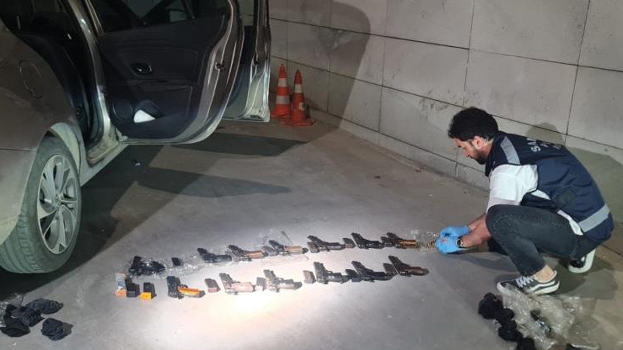 Araçtan Zulalanmış 17 Silah Çıktı