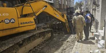 Bayrampaşa’da Yol Çöktü, Göçük Altındaki İşçi Kurtarıldı