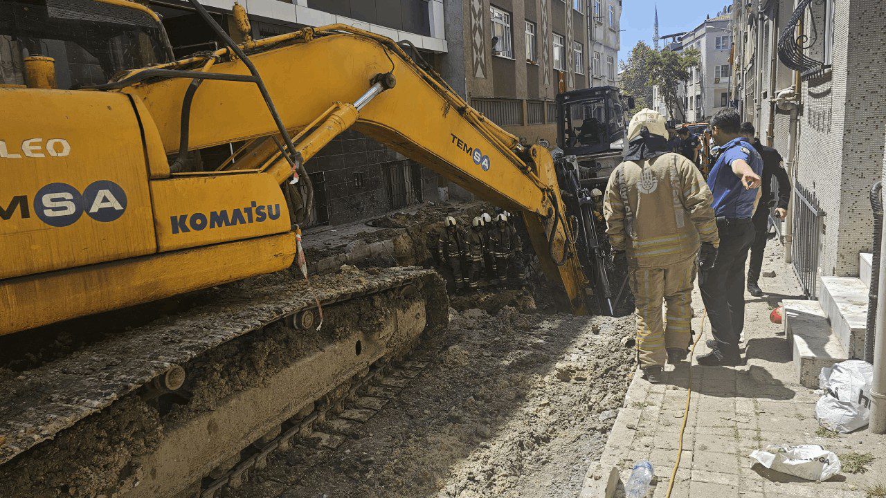 Bayrampaşa’da Yol Çöktü, Göçük Altındaki İşçi Kurtarıldı