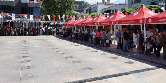 Belediye Ücretsiz Dağıttı, Duyan Sıraya Girdi! Uzun Kuyruklar Oluştu