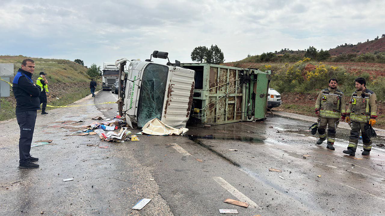 Belediyenin Çöp Kamyonu Devrildi! 1 Ölü, 1 Yaralı