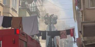 Beyoğlu’nda Yangın Paniği! Mahsur Kalan 2 Kişi Kurtarıldı