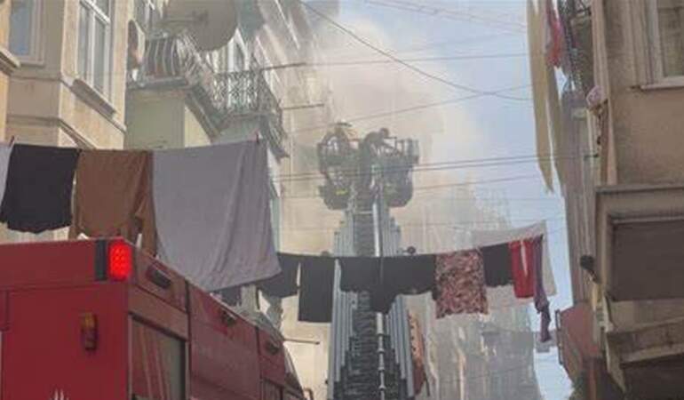 Beyoğlu’nda Yangın Paniği! Mahsur Kalan 2 Kişi Kurtarıldı