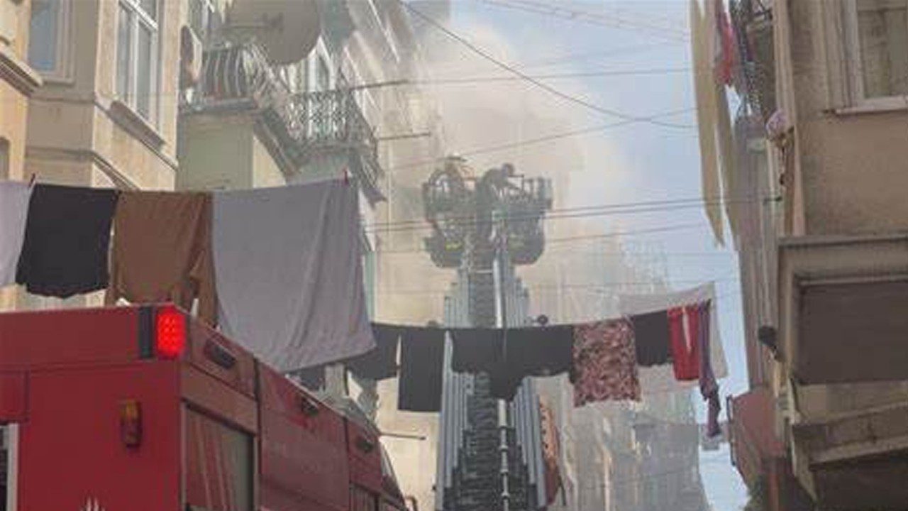 Beyoğlu’nda Yangın Paniği! Mahsur Kalan 2 Kişi Kurtarıldı