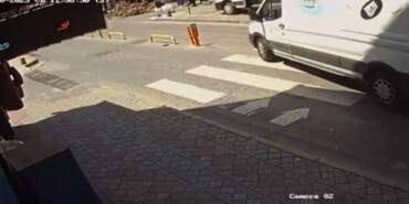 Beyoğlu’nda Ticari Minibüs Yayaya Çarptı: Kaza Anı Kamerada