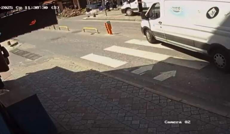 Beyoğlu’nda Ticari Minibüs Yayaya Çarptı: Kaza Anı Kamerada