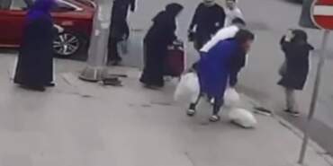 Boğazına Şeker Kaçan Çocuğu Esnaf Heimlich Manevrasıyla Kurtardı