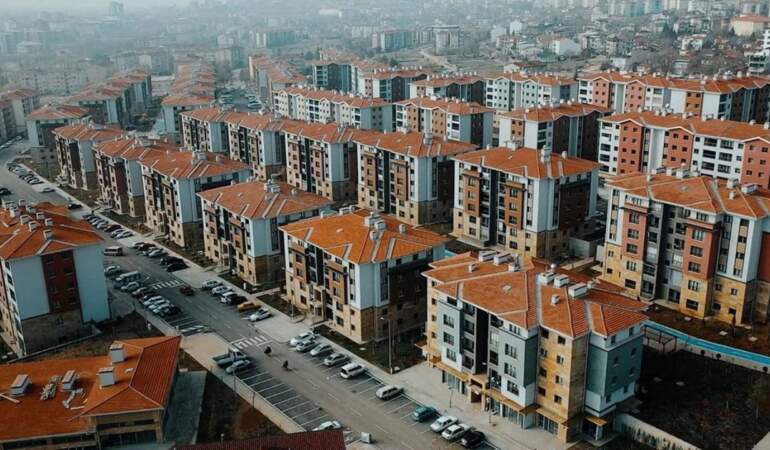 Bu Evler Yarı Fiyatına Satılıyor! Elini Çabuk Tutan 1 Milyon Liraya Tapuyu Kapıyor