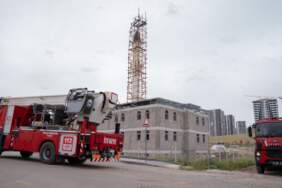 Cami Minaresine Düşen Yıldırım Panik Yarattı