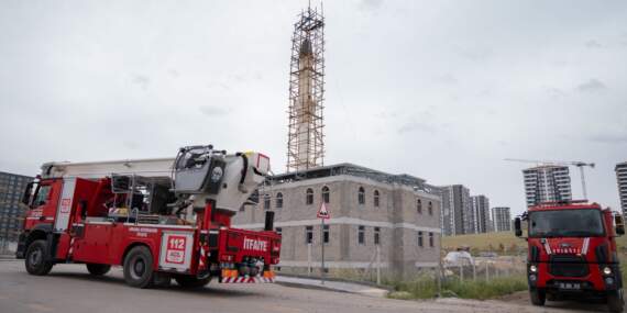 Cami Minaresine Düşen Yıldırım Panik Yarattı