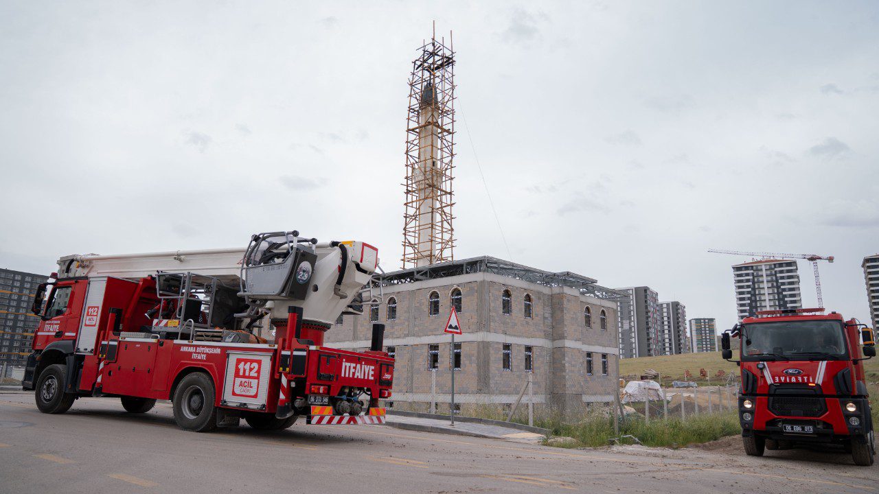 Cami Minaresine Düşen Yıldırım Panik Yarattı