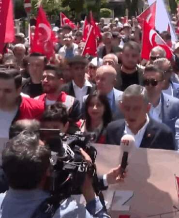 CHP Lideri Özel ve ABB Başkanı Yavaş Gençlerle Anıtkabir’e Yürüdü