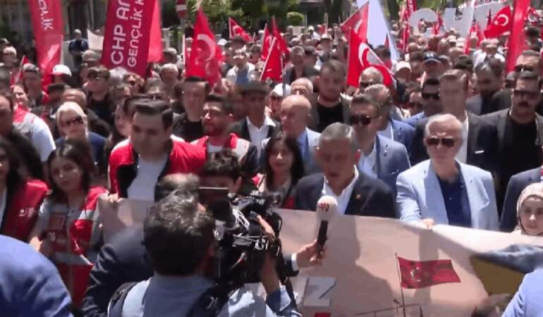 CHP Lideri Özel ve ABB Başkanı Yavaş Gençlerle Anıtkabir’e Yürüdü