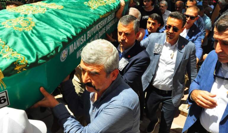 CHP Lideri Özgür Özel, Manisa’da Cenazeye Katıldı