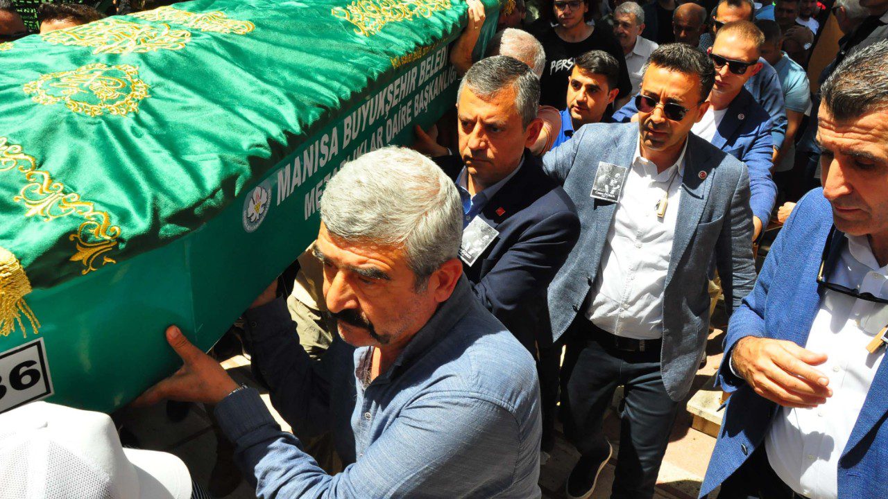 CHP Lideri Özgür Özel, Manisa’da Cenazeye Katıldı
