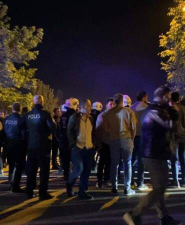 Çocukların Kavgasına Aileler de Karıştı, 200 Kişi Sopalarla Birbirine Girdi!