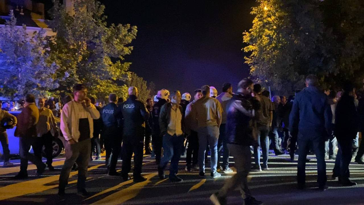 Çocukların Kavgasına Aileler de Karıştı, 200 Kişi Sopalarla Birbirine Girdi!