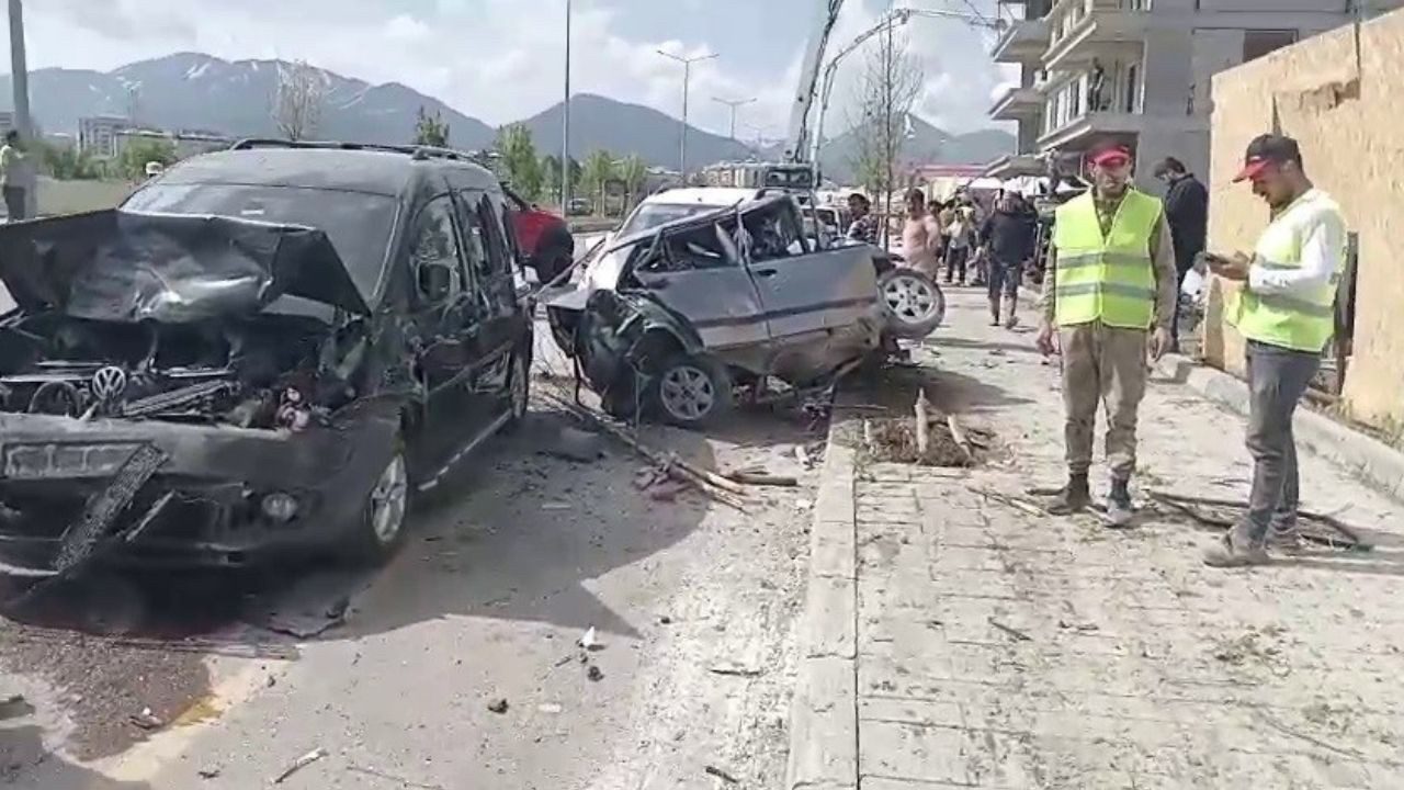 Erzurum’da Dehşet Anları: Beton Mikseri Onlarca Aracı Biçti