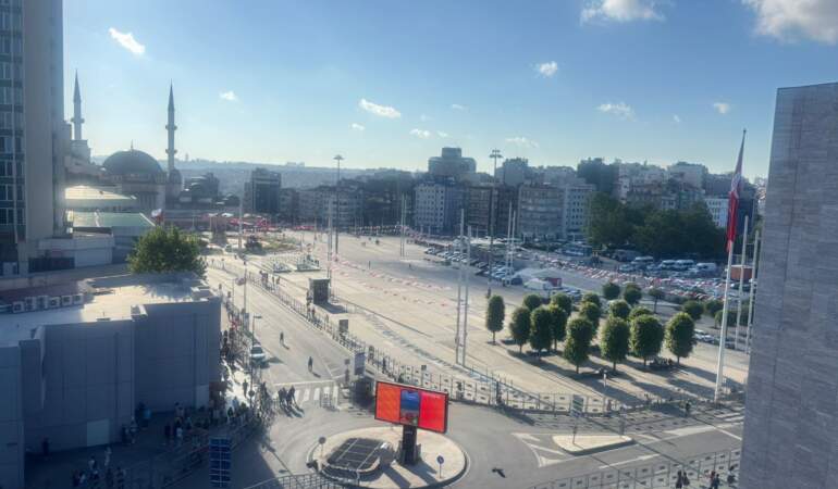 İstiklal Caddesi’ne Çıkan Sokaklara ‘Gezi Parkı’ Engeli