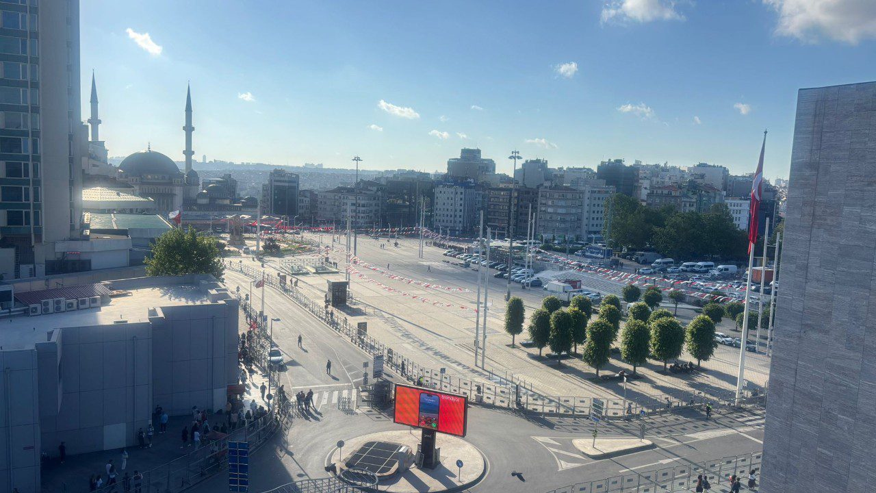 İstiklal Caddesi’ne Çıkan Sokaklara ‘Gezi Parkı’ Engeli