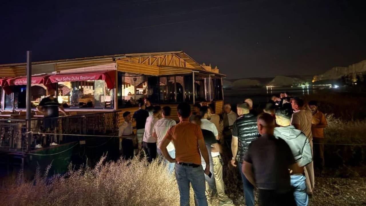 Halatları Koptu, Nehirde Sürüklendi! Duba Restoranda Büyük Panik