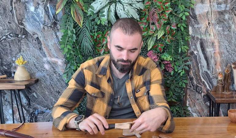 Hobi Olarak Başladı, Mesleği Oldu: Elleriyle Tek Tek Yapıyor, İnternetten Servet Değerinde Satıyor