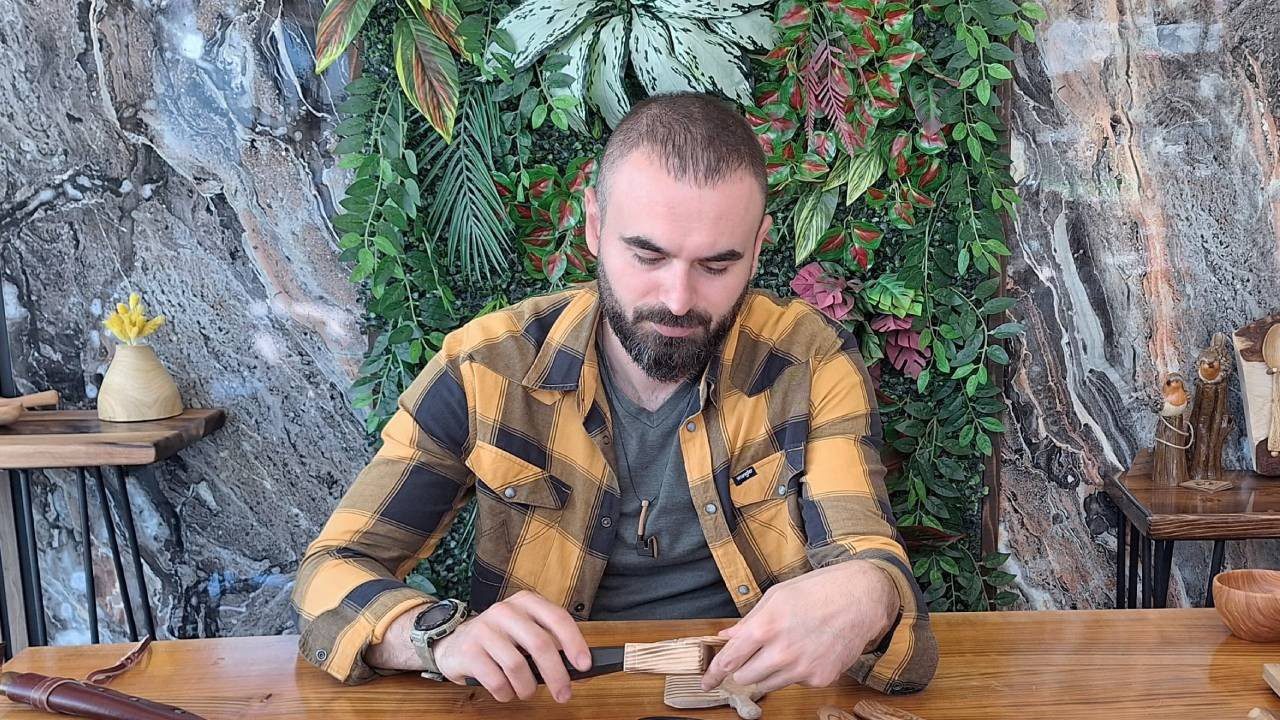 Hobi Olarak Başladı, Mesleği Oldu: Elleriyle Tek Tek Yapıyor, İnternetten Servet Değerinde Satıyor