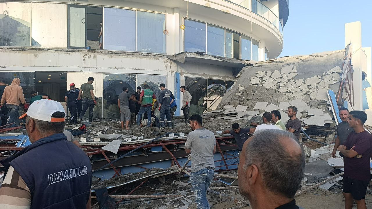 Antalya’da İnşaat Halindeki Otelin Balkonu Çöktü, İşçiler Canını Zor Kurtardı